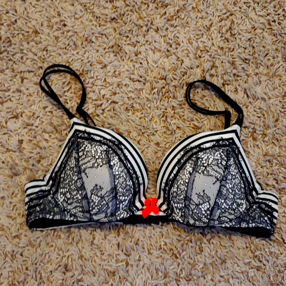 Victoria's Secret Very Sexy Push Up Bra 32B